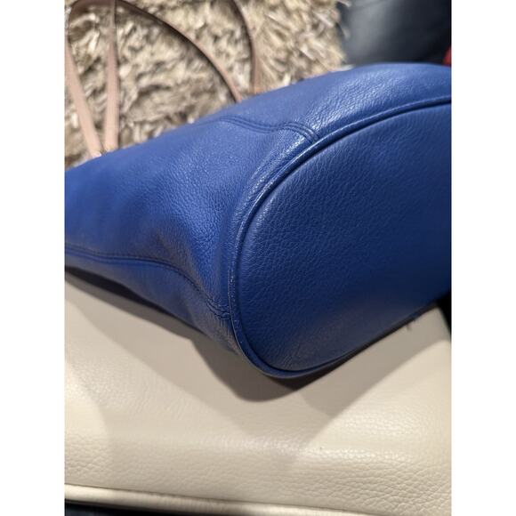 Michael Kors Women Jet Set in Blue Saffiano Leather Zip Tote Bag with Logo Charm - Picture 3 of 5